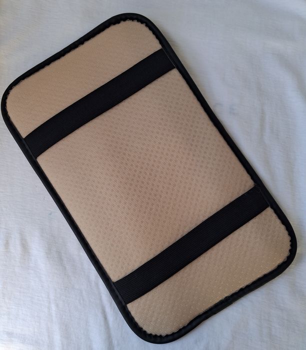 Накладка на подлокотник в салоне автомобиля..