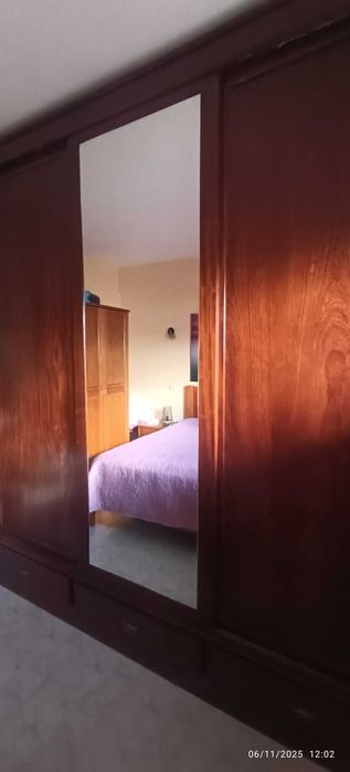 Roupeiro espaçoso bom estado.