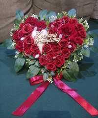 Stroik kompozycja serce cmentarz grób nagrobna róże serduszko pomnik