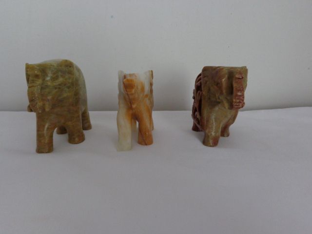 Elefantes em pedra de sabão