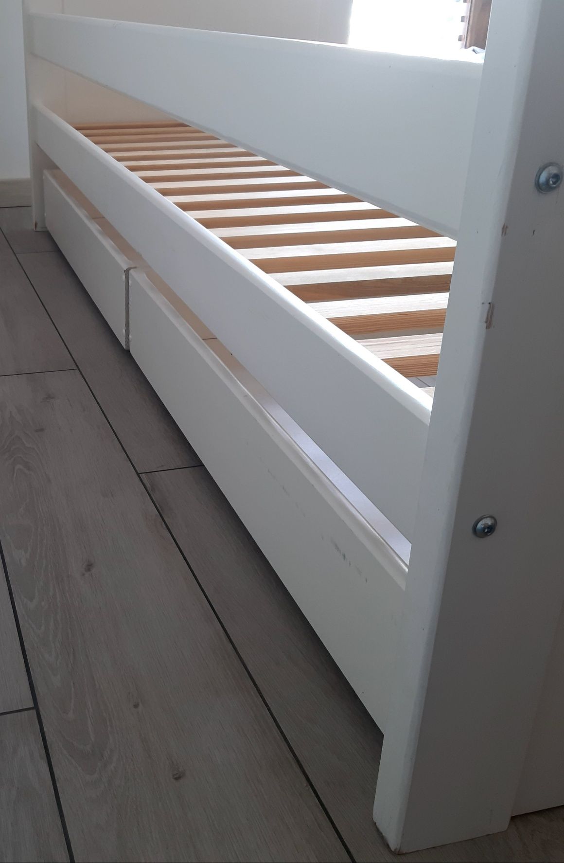 Solidne łóżko z szufladami i barierką