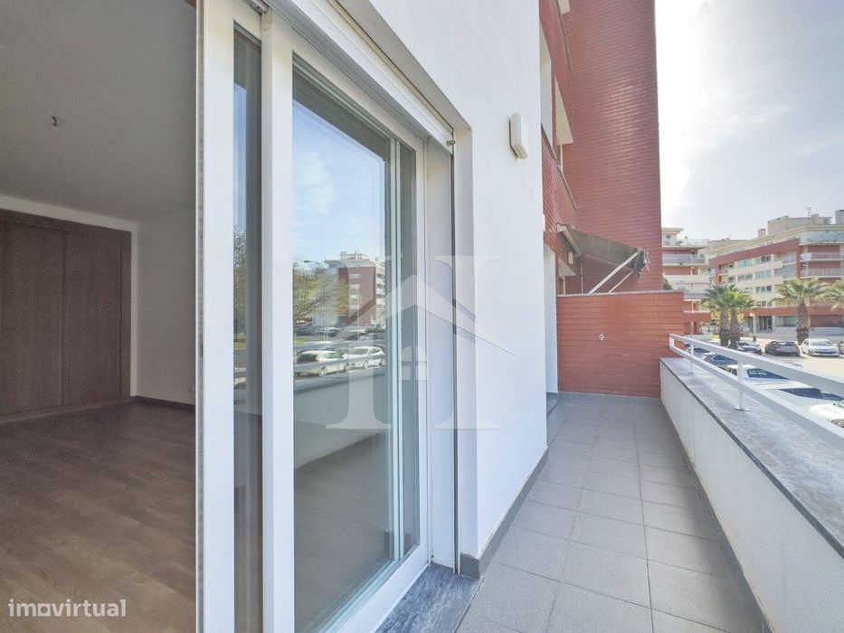 Apartamento T2 com Varanda e Arrecadação em São Domingos de Rana