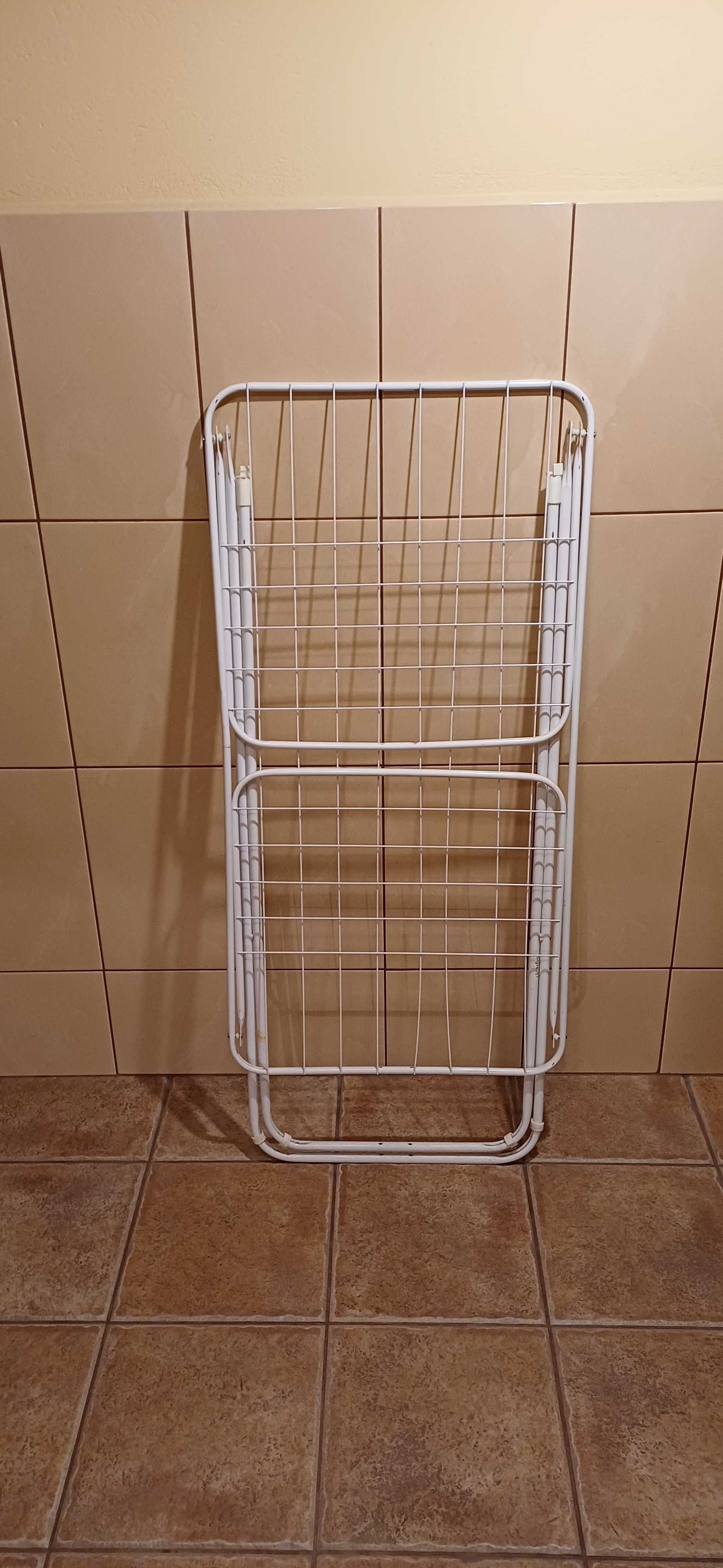 Suszarki metalowe na bieliznę.