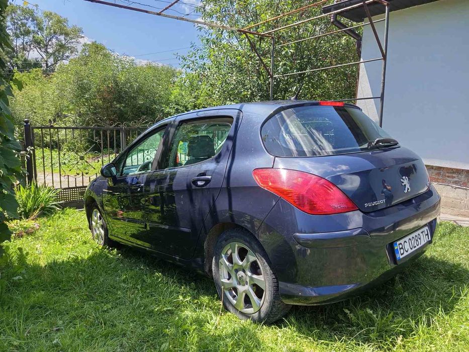 Продаєть автомобіль Пежо 308