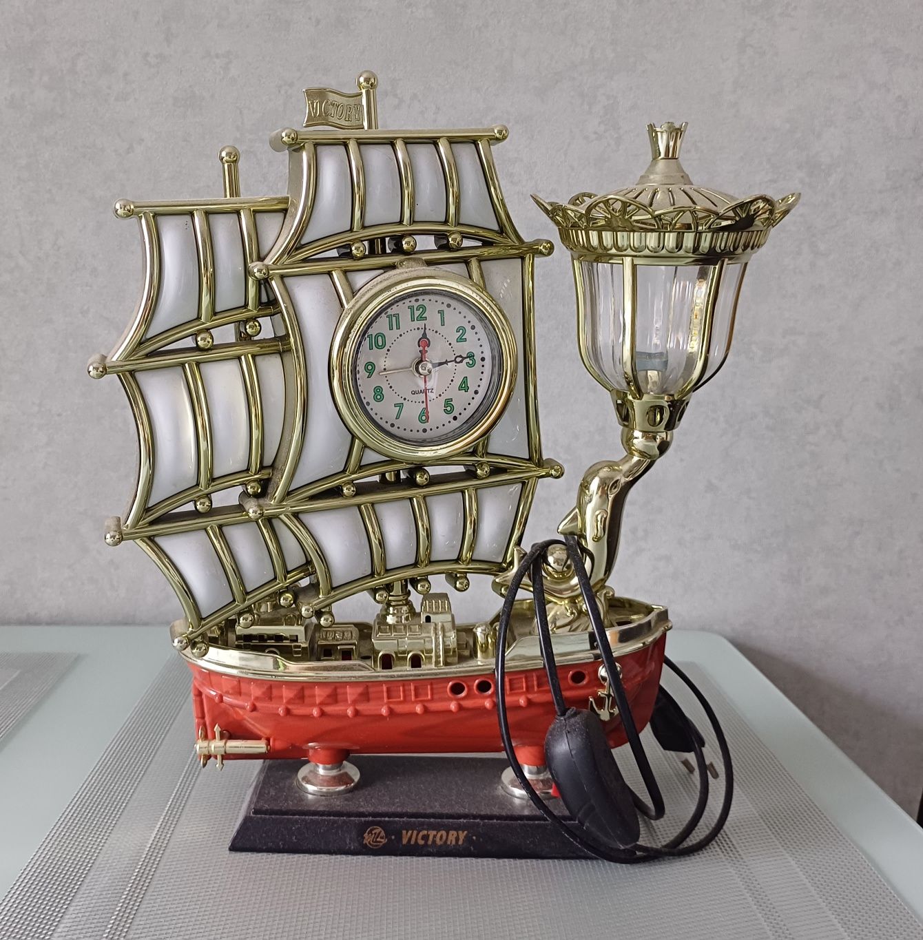 Настільний годинник-корабель світильник