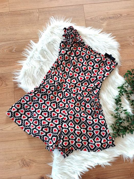 Czerwony letni wzorzysty krótki kombinezon na jedno ramię 40 l w serca