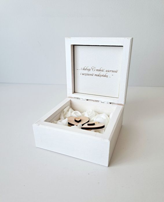 Białe pudełko skrzynka na obrączki Białe róże grawerowany napis ślub