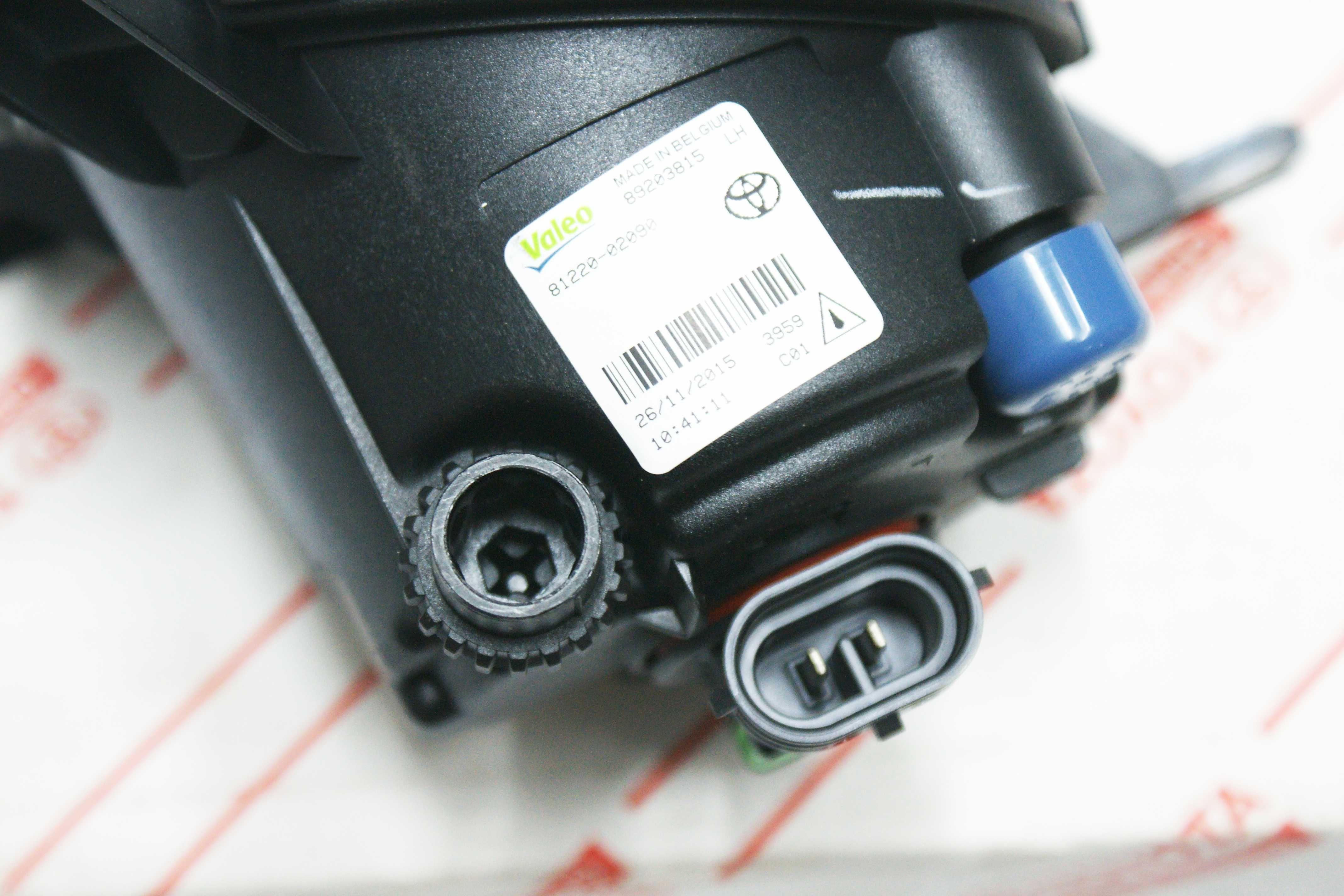 Halogen lewy OE Toyota Corolla E12 Corolla Verso NOWY oryginalny