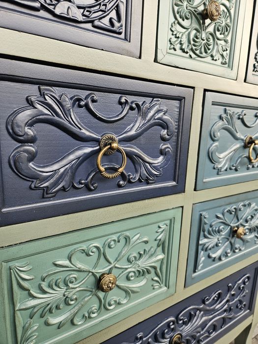 Designerska szara przecierana komoda ze zdobieniami