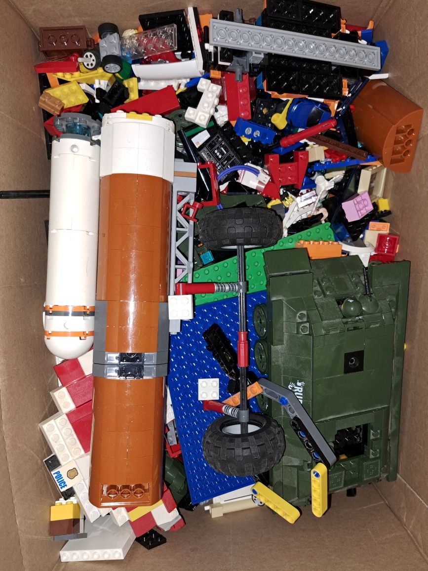 5 kg klocków- głównie Lego,  trochę Cobi (czołg)
