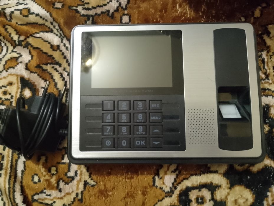 Биометрический терминал учёта рабочего времени.