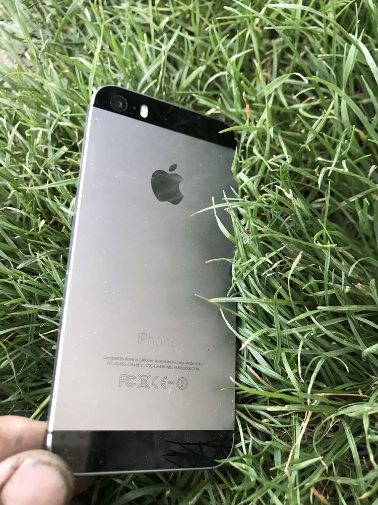 Продаю телефон Айфон 5 s на запчасти