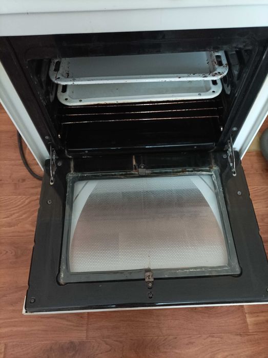 Електроплита  4-х конфорная с духовкой, все працює.