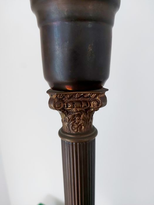 Enorme par de candeeiros de mesa em bronze com copo em vidro opalino.