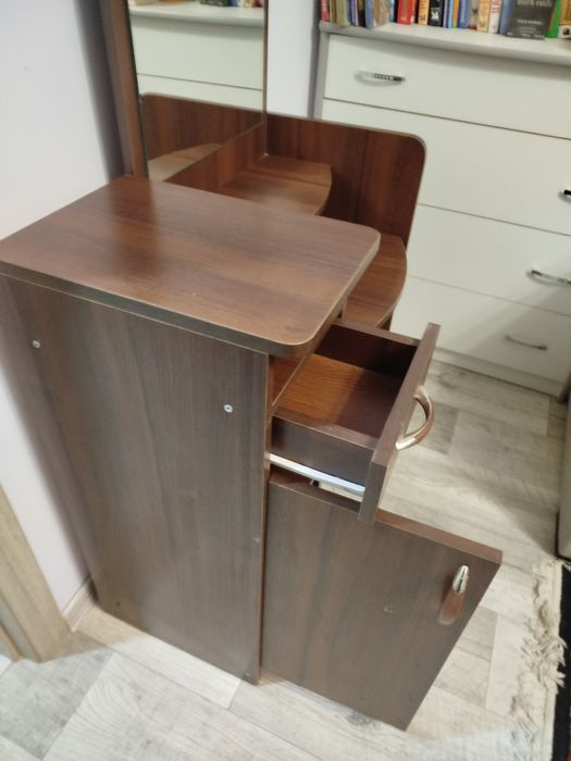 Туалетний столик, трюмо