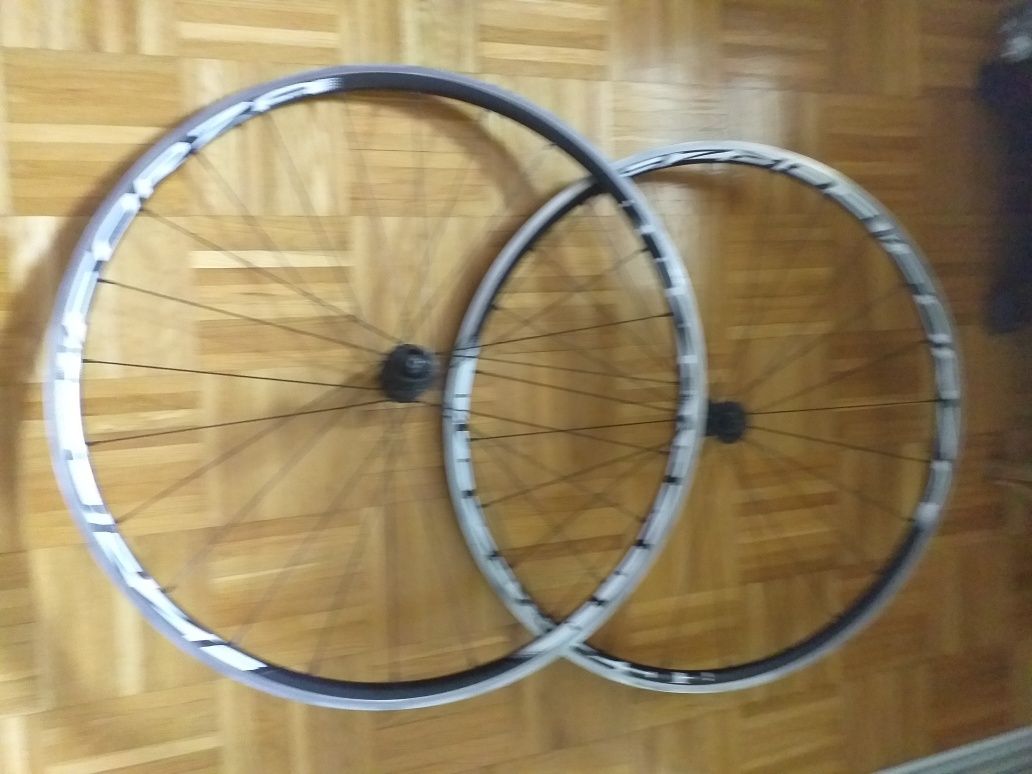 Kola szosowe DT Swiss Forza ,piasty Shimano.