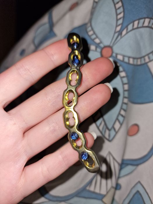 Титанова пластина для фіксації ключиці права