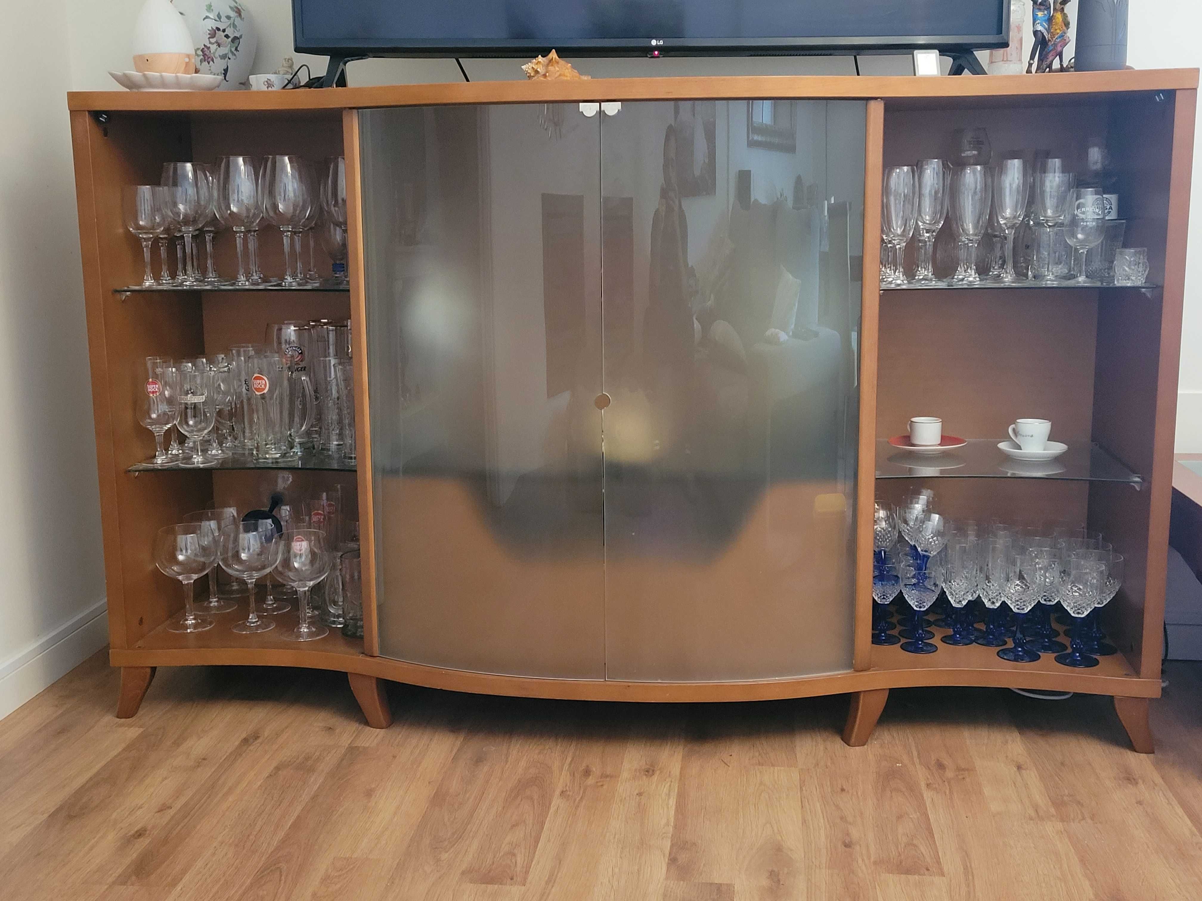 Móvel para tv e mesa de sala.