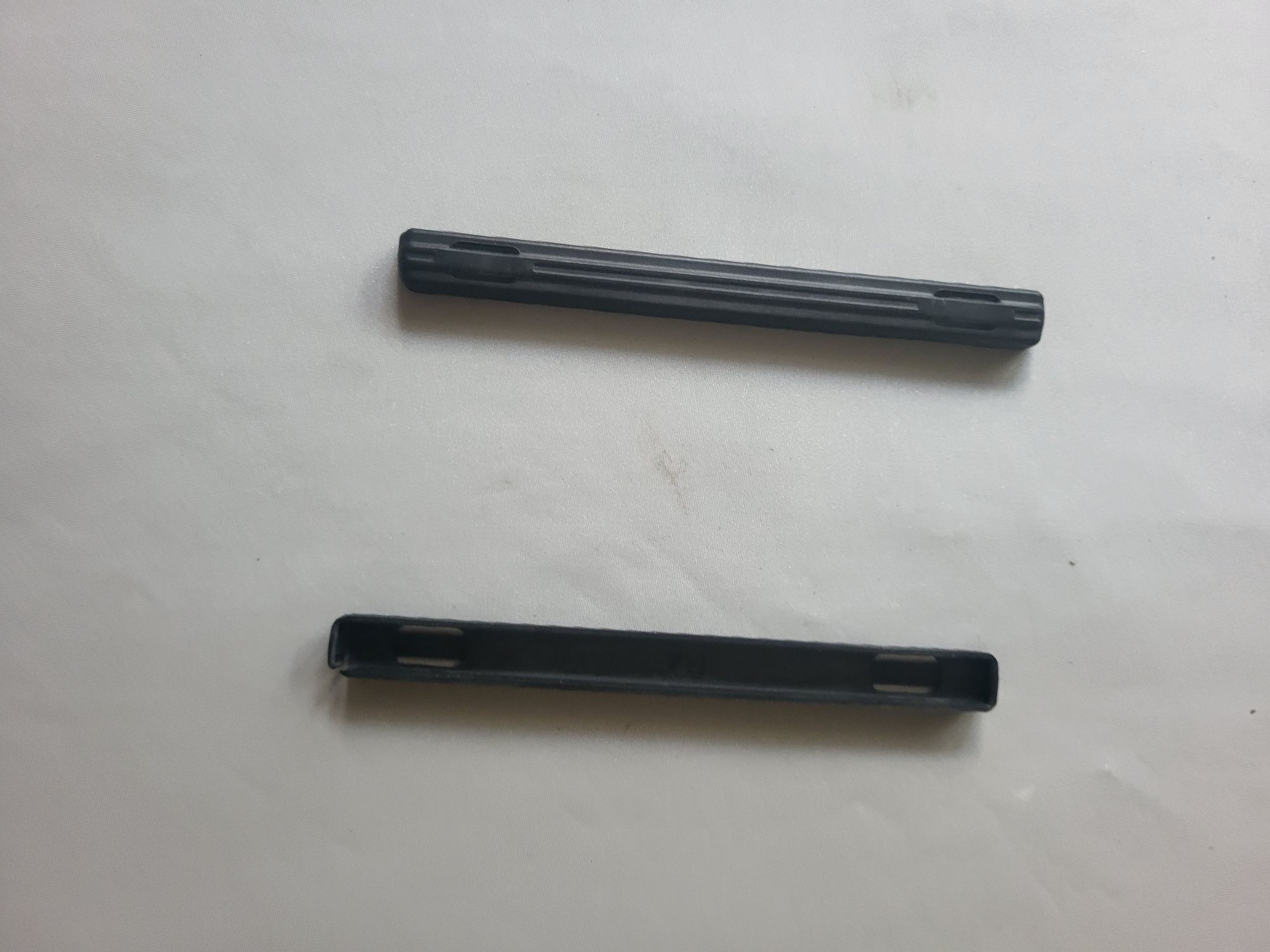 Sprzedam plastikowe szyny do dysku twardego do laptopa Lenovo x230 .