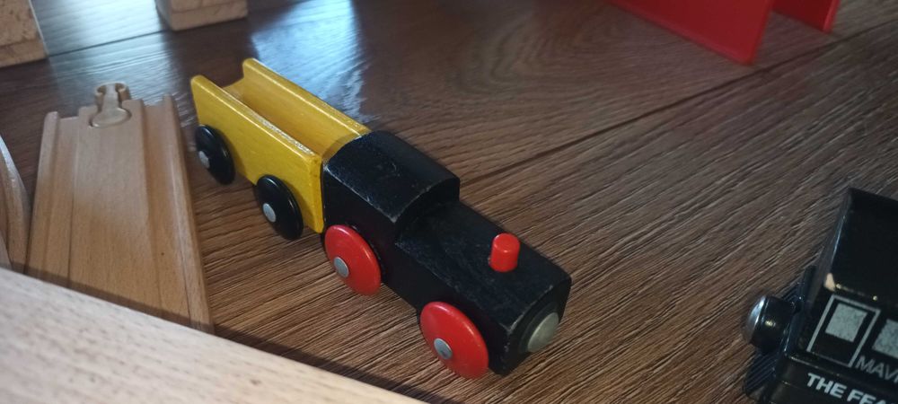 Kolejka drewniana z wagonikami i torami