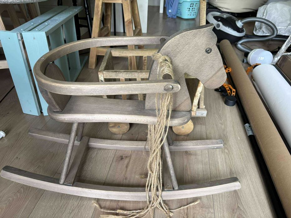 Piękny konik na biegunach z zabezpieczeniem