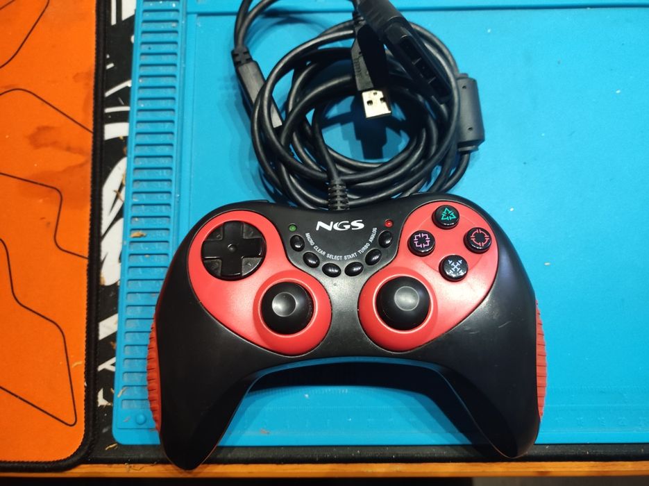Comando com fios NGS para PC,PS2,PS3 em bom estado geral