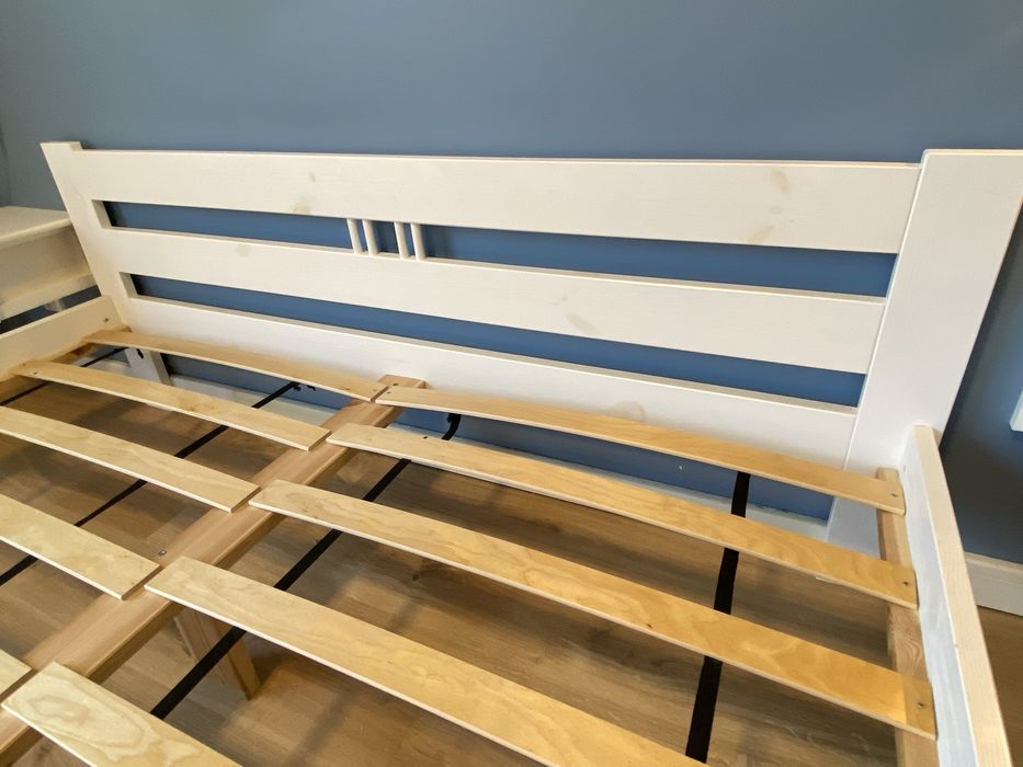 Łóżko sosnowe biale