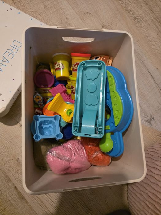 Plastelina playdoh z akcesoriami oraz piasek do zabawy.