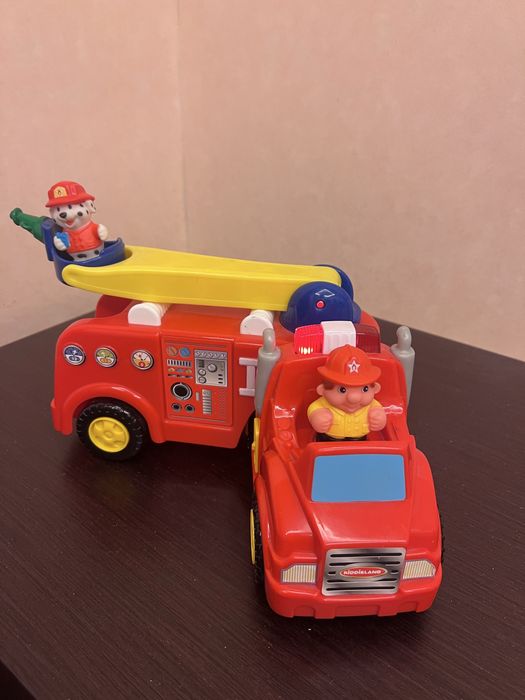 Розвиваюча іграшка - Пожежна машина (механічна світло звук) Kiddieland