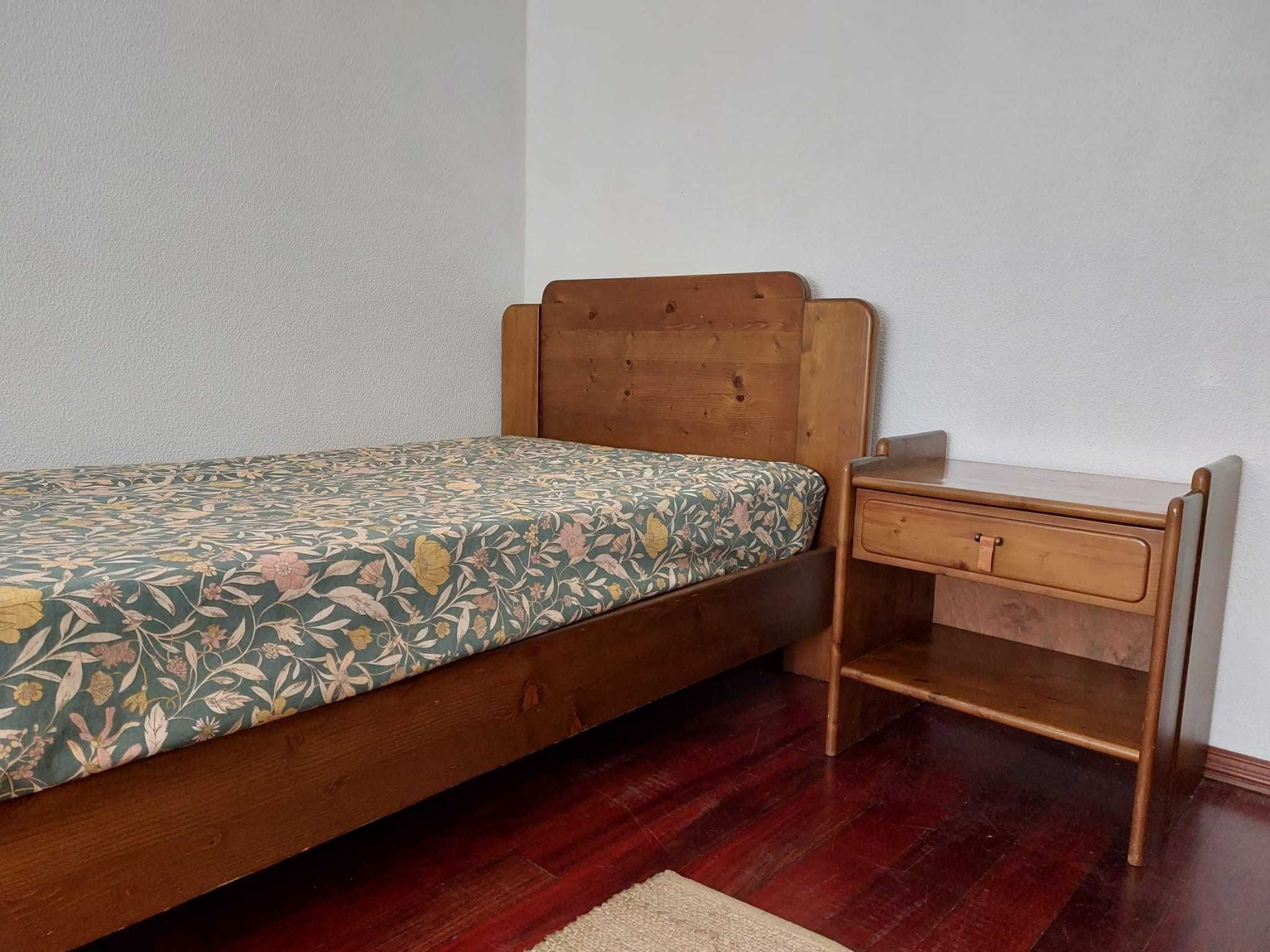 Conjunto de quarto - Cama, mesa de cabeceira, secretária e cadeira