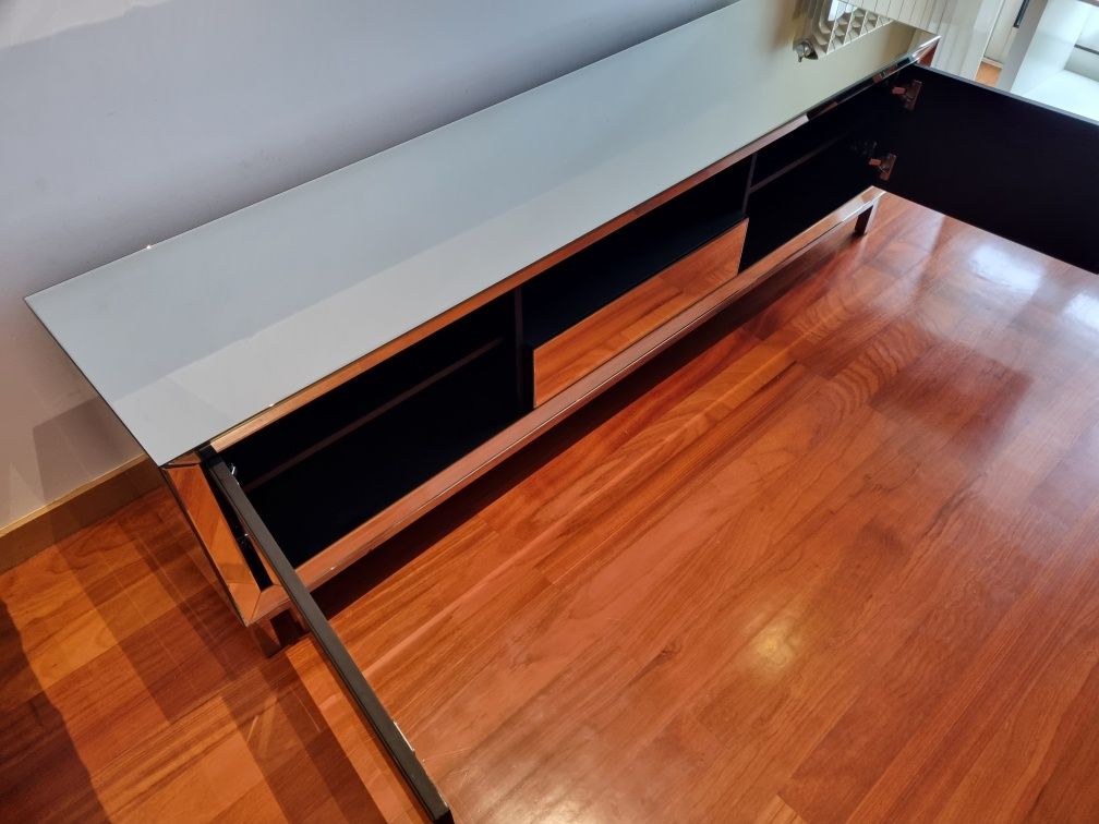 Rack para TV de Madeira com Acabamento Espelhado - Moderno