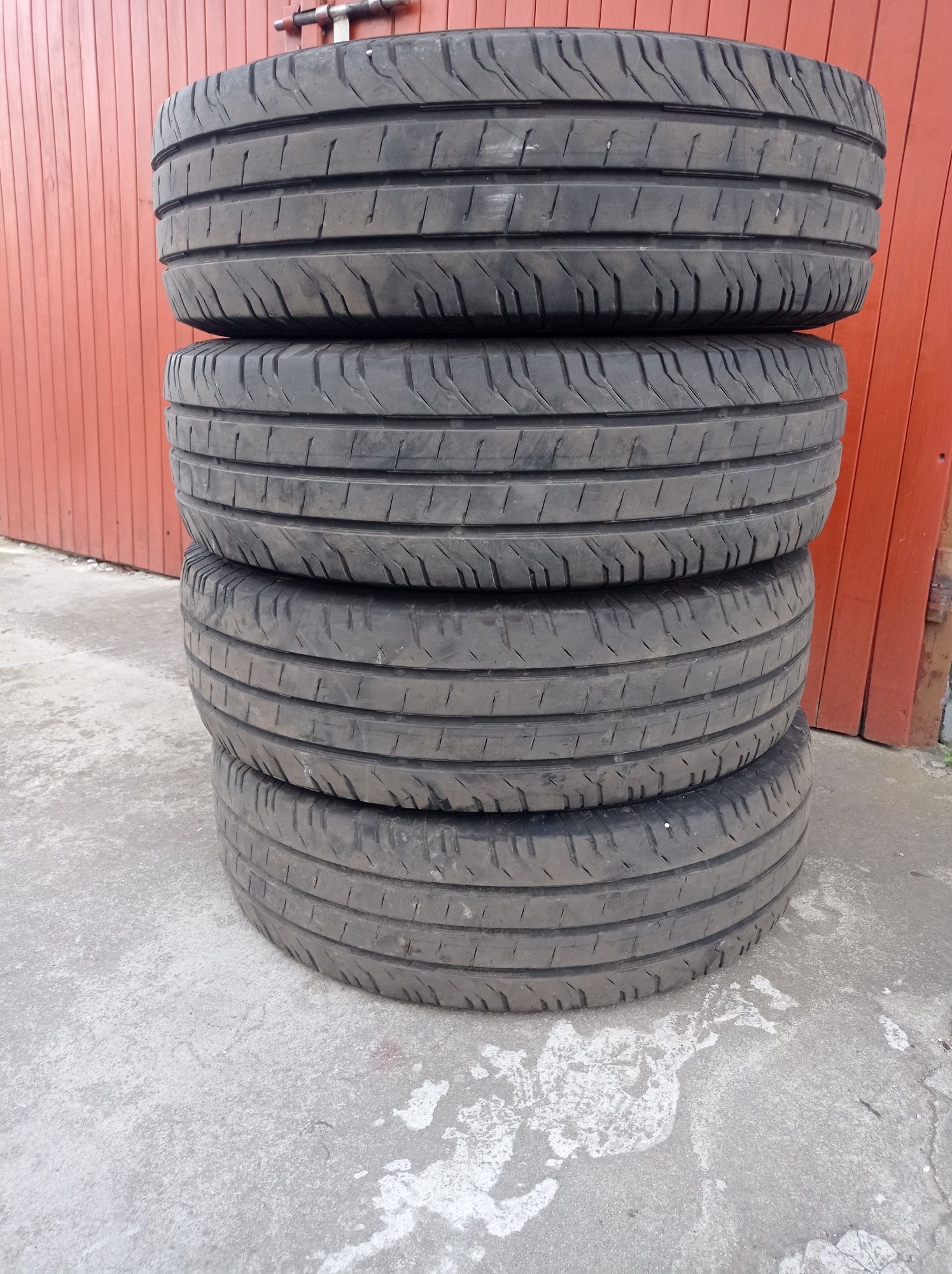 Opona letnia 4 sztuki Continenta 205/75R16C ContiVanContact 200