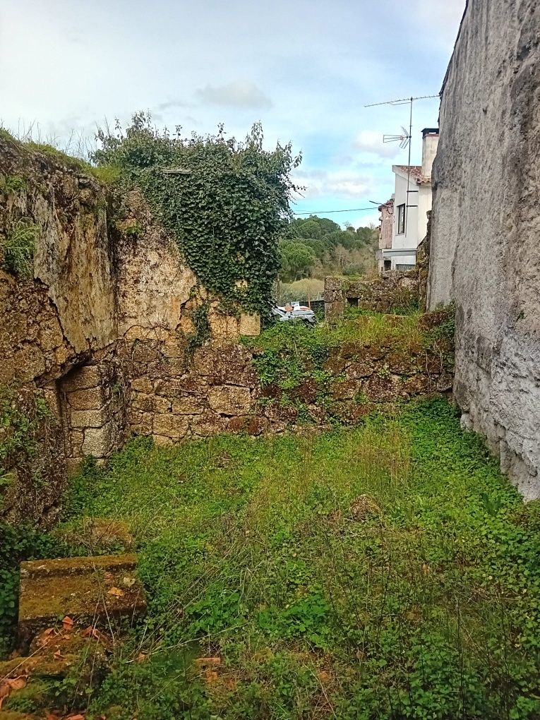 Moradia em ruínas para reconstrução