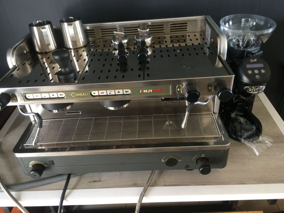 Продається Професійна кавомашина La Cimbali M21 та  кавомолка Cunill