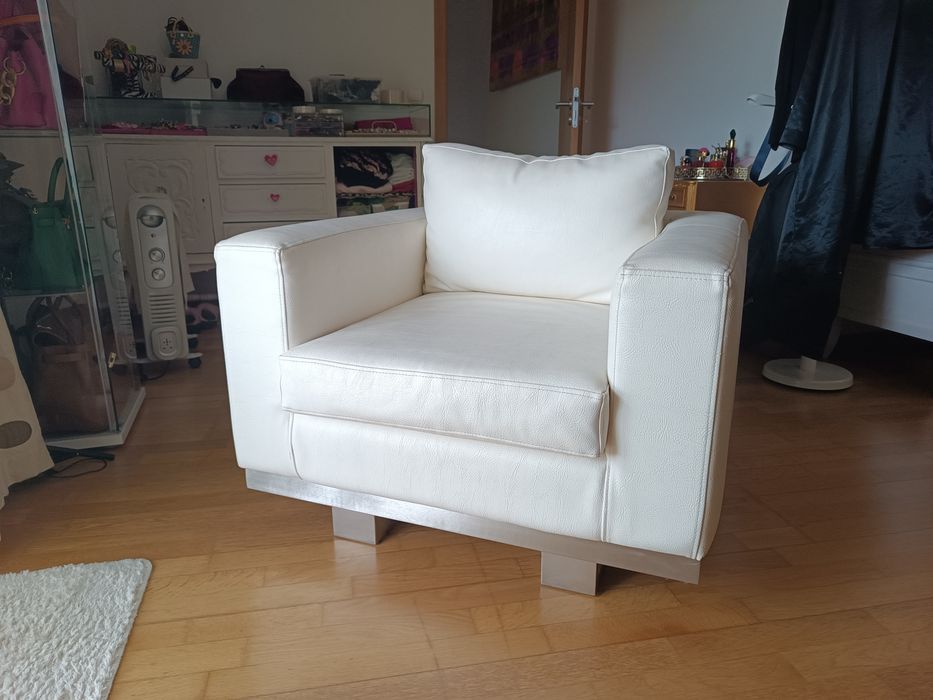 Poltrona em pele sintética — branco casca de ovo, pés em inox escovado