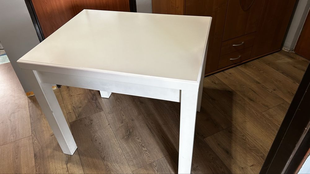 Drewniany biały stół 70x90 oraz 3 krzesla gratis