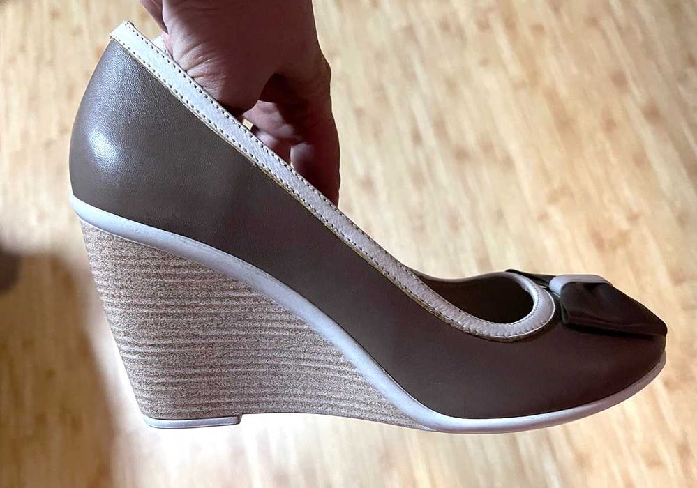 новые женские красивые туфли на танкетке