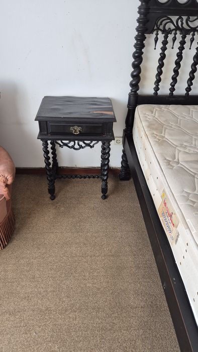 Quarto completo: cama, mesas cabeceira, cómoda e roupeiro