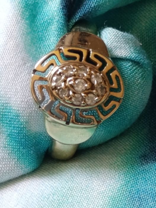 Pierścionek ze złota z cyrkoniami, wzór grecki