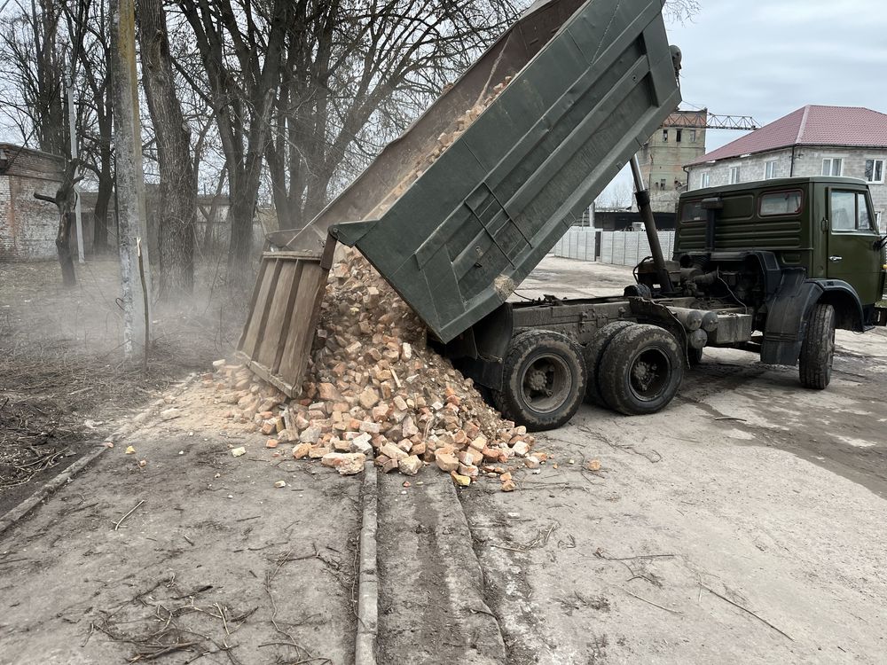 Бій цегли бой кирпича половинки бетона на дорогу
