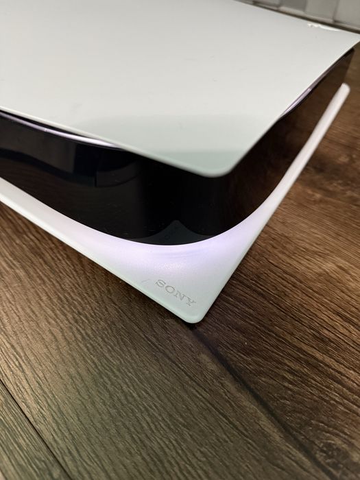 PlayStation 5 z napędem + 2 pady + 2 gry + stacja ładowania + podstawk