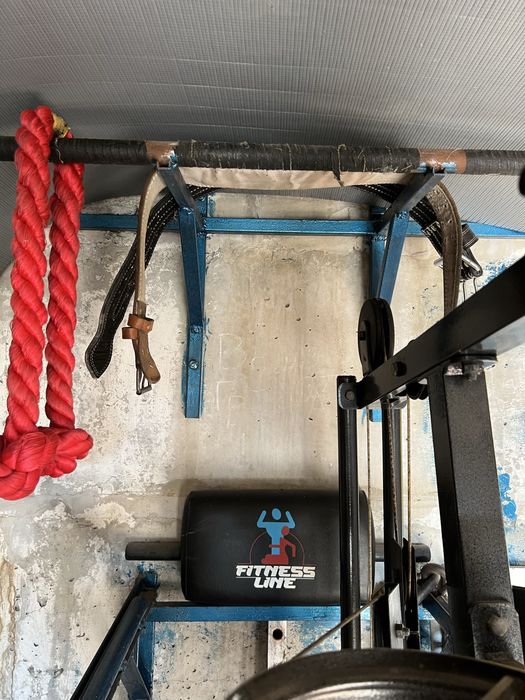 Тренажер, штанга, мішок для боксу