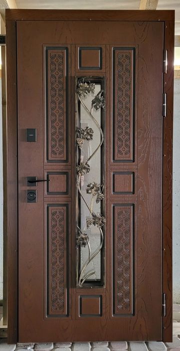 Вхідні броньовані двері