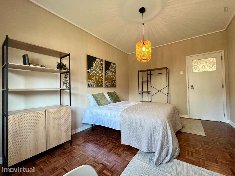 754393 - Quarto com cama de casal em...