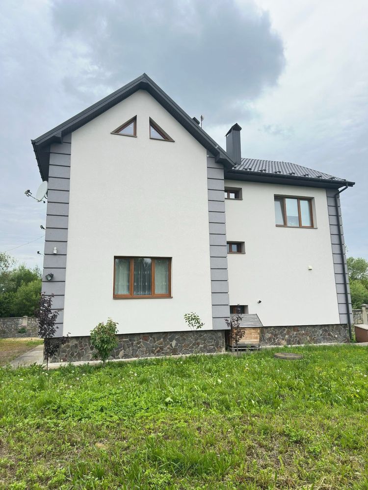 Оренда сімейного будинку біля міста — 300 м²