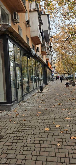 Фасадное большое помещение с широкой витриной и большим торговым залом