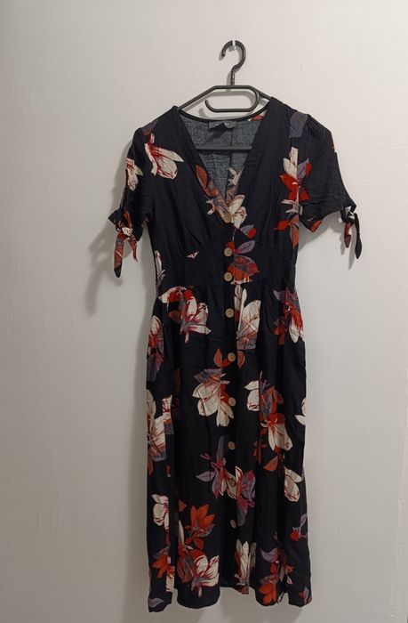 Sukienka w kwiaty na guziki XS