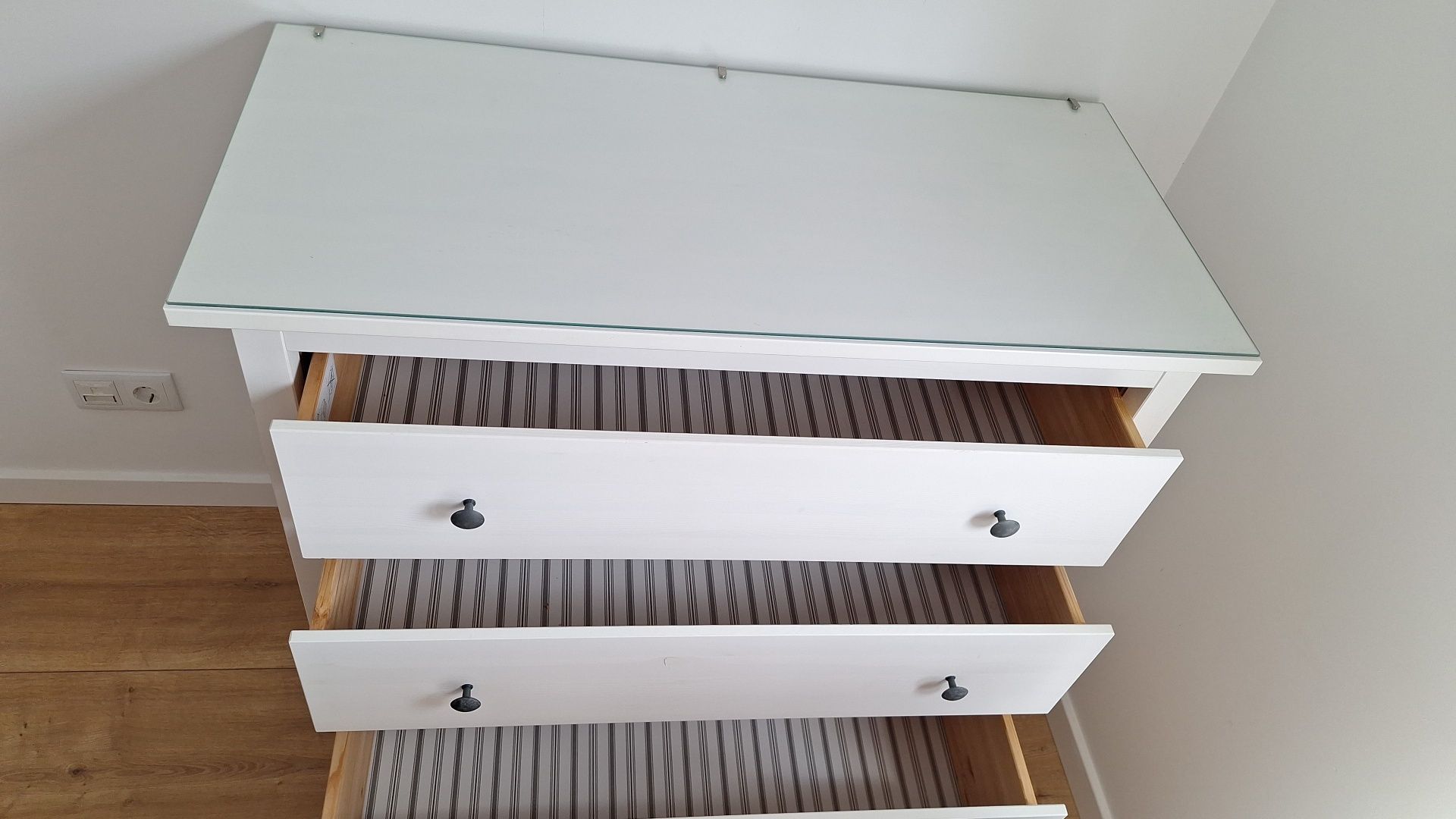 Cómoda Ikea com vidro e 3 gavetas