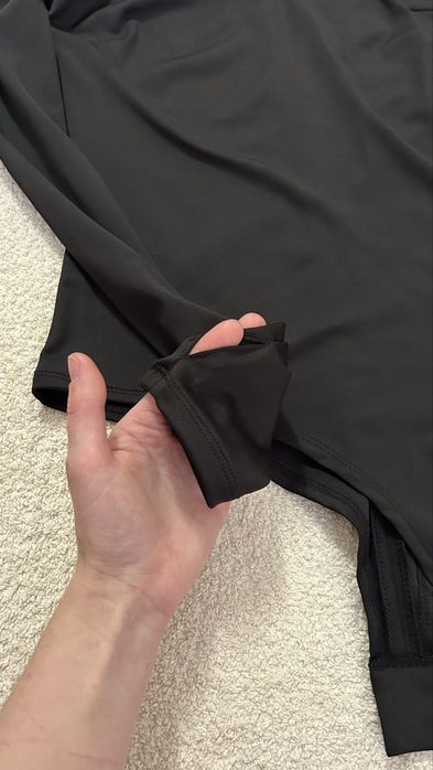 Боді з вирізом на плечі