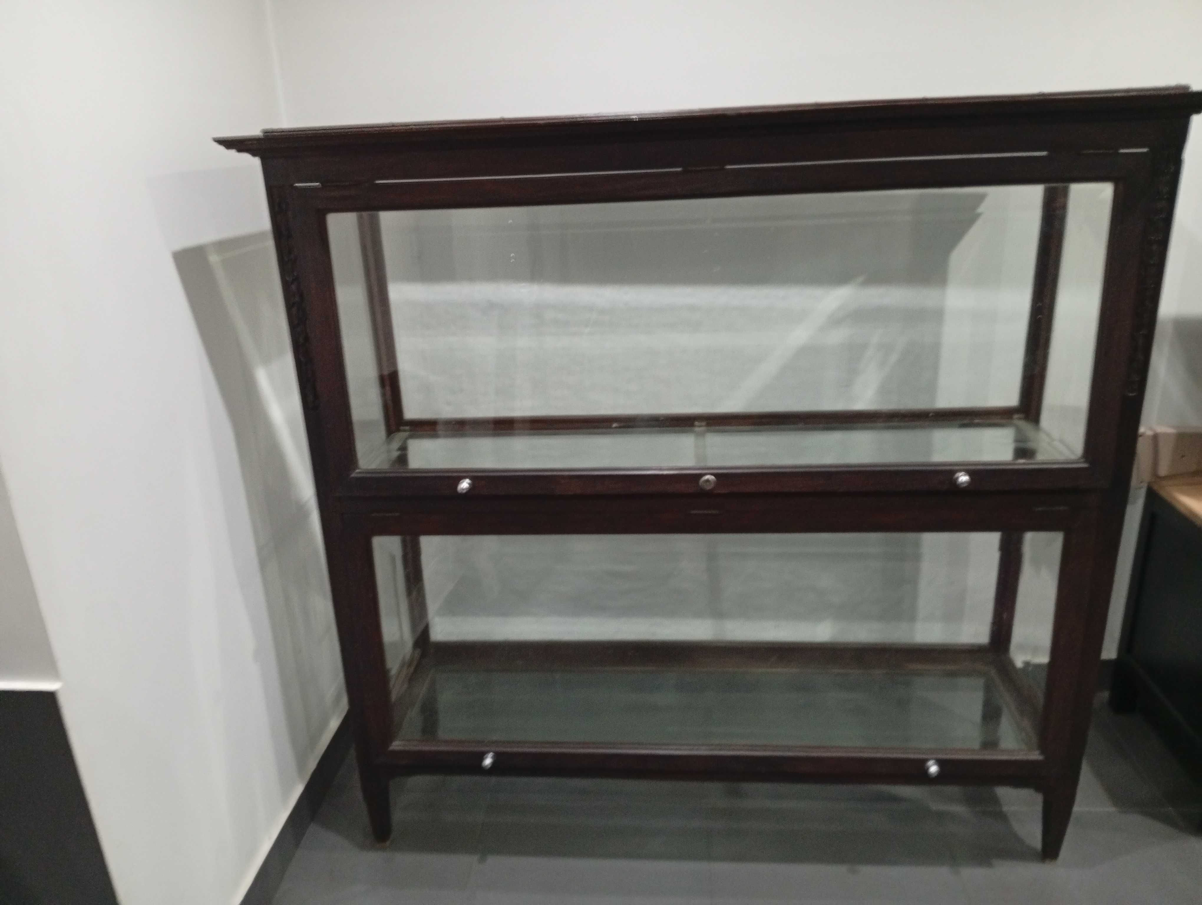 Vitrine antiga de madeira em bom estado